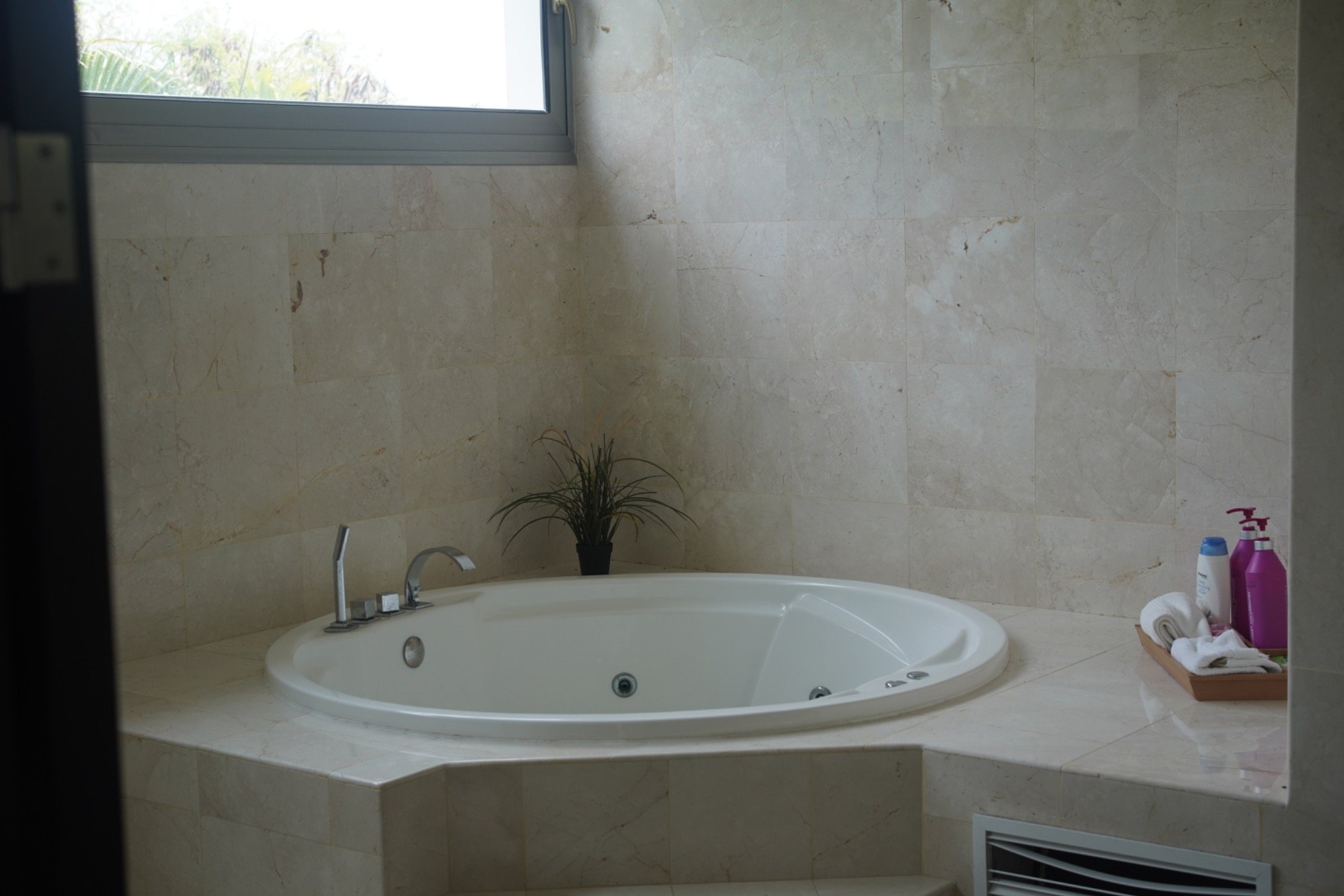 Bathtub in the Luna Áurea villa