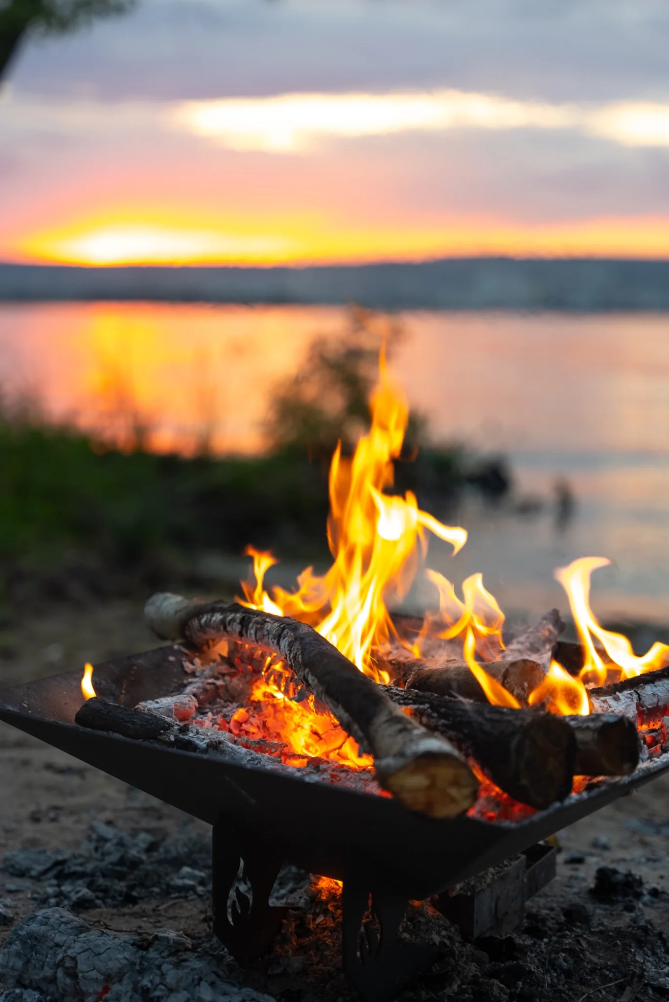 Ritual al atardecer junto al agua