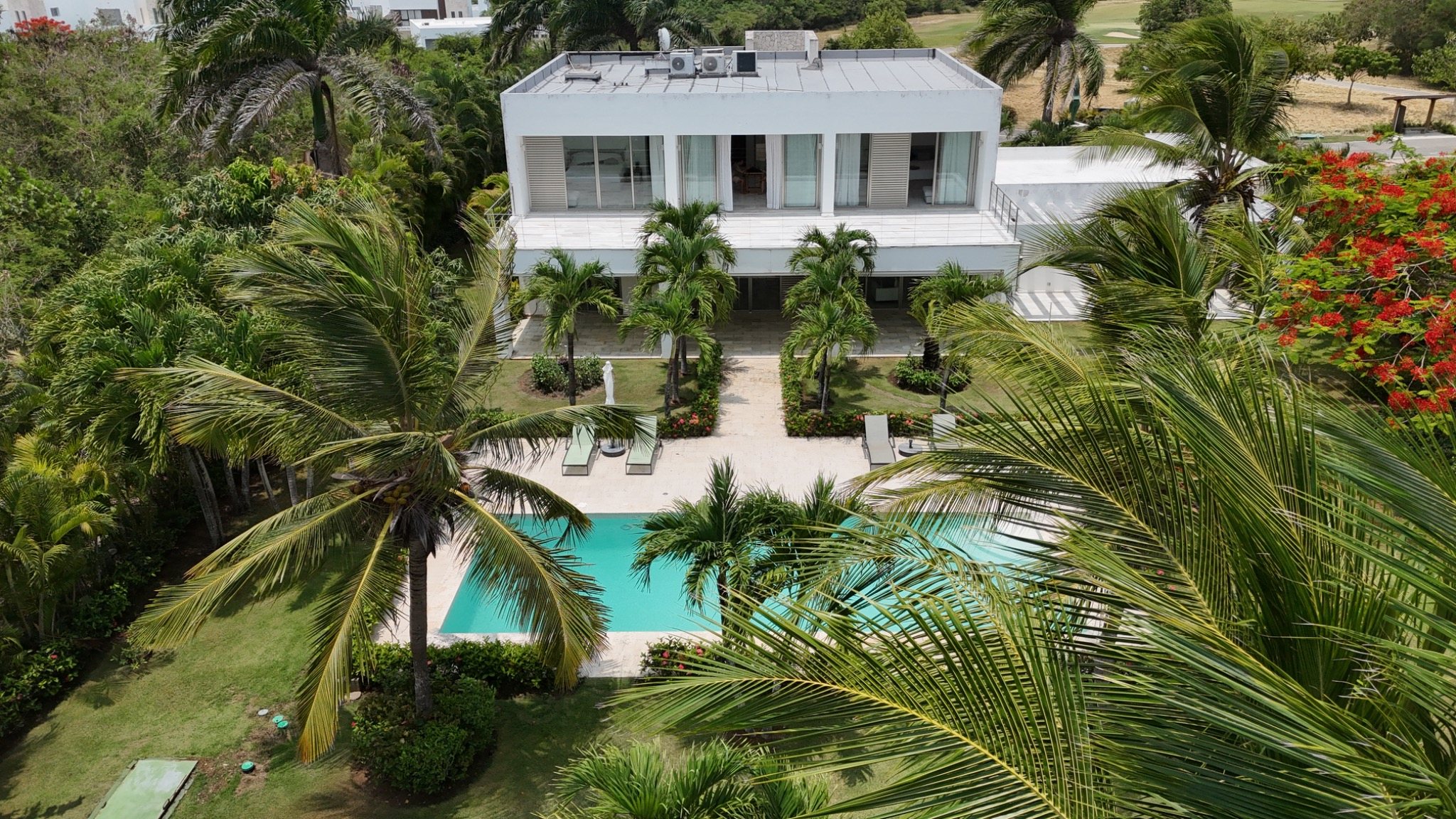 Aerial view of the Luna Áurea villa and pool in Playa Nueva Romana