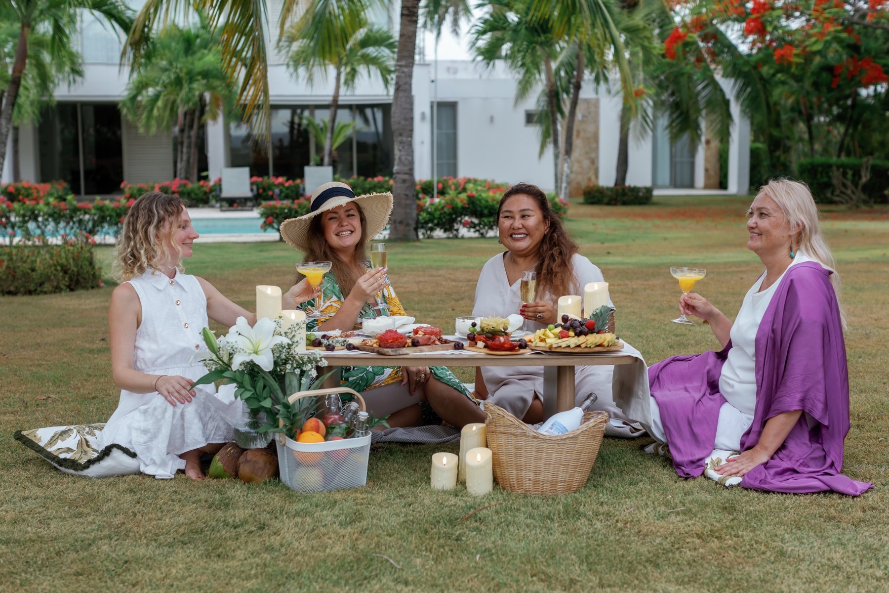 Women sharing a relaxed outdoor retreat moment at Luna Áurea