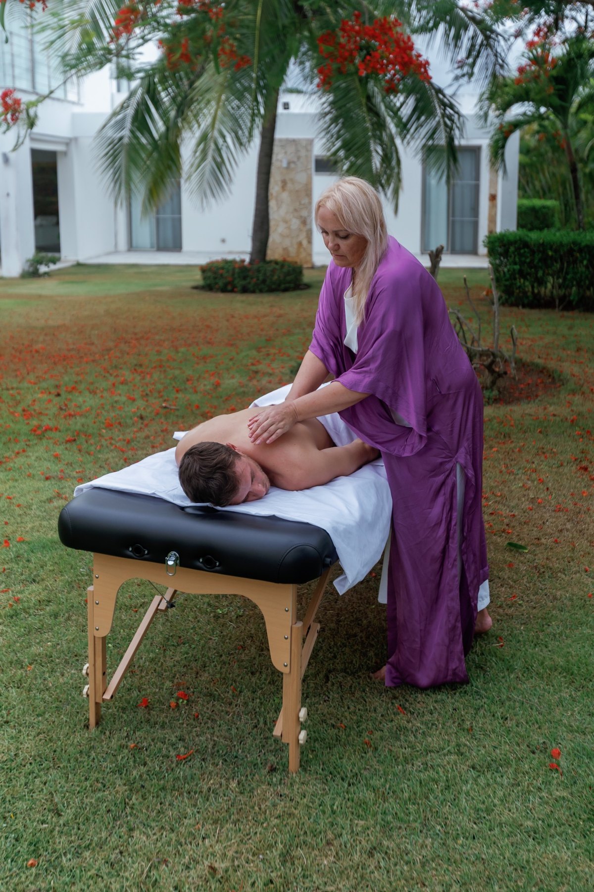 Outdoor bodywork session at Luna Áurea